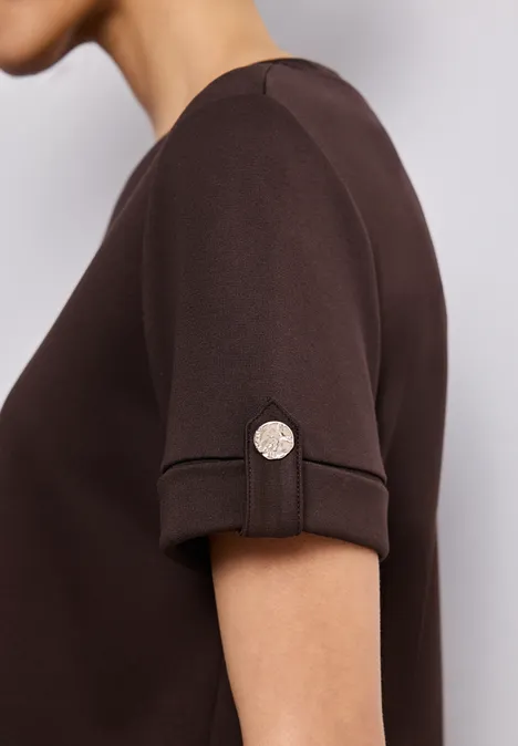 Midi-Kleid mit Rundhals und Knöpfen espresso brown Braunes Kurzarmshirt mit umgeschlagenem Ärmel und silbernem Knopfdetail am Oberarm.
