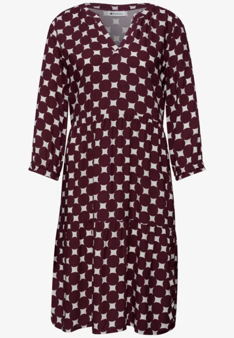 Robe bordeaux à col V, manches 3/4, motif géométrique blanc en carreaux, longueur genou, coupe décontractée.