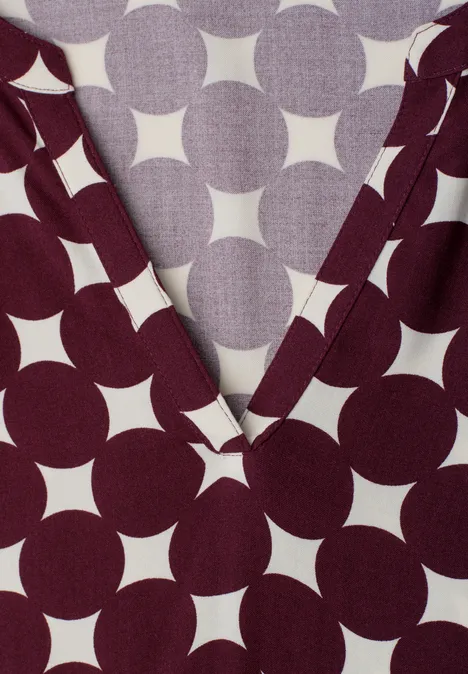 Haut à encolure en V en tissu bordeaux à motif géométrique blanc