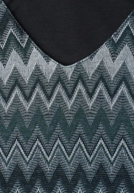 Haut à encolure en V noire avec motif chevrons tricotés vert foncé et gris.