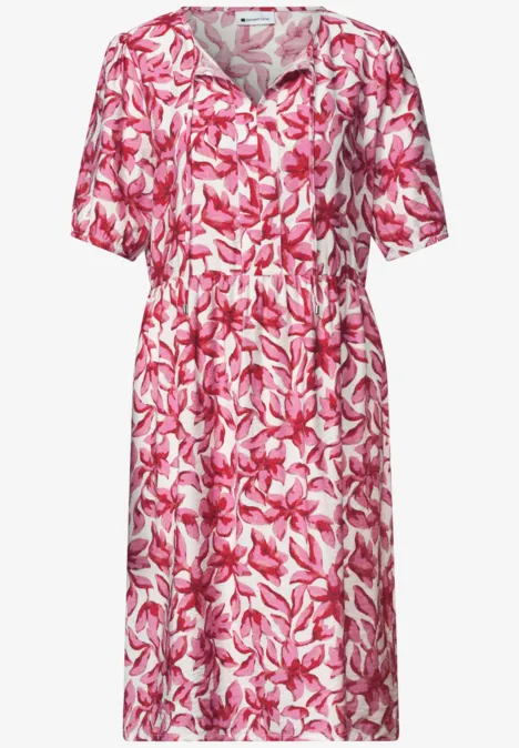 Knielanges, kurzärmeliges Kleid mit rosa-weißem Blumenmuster, V-Ausschnitt und Taillengürtel.