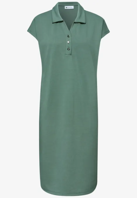 Robe polo verte mi-longue à manches courtes avec col classique et patte de boutonnage.