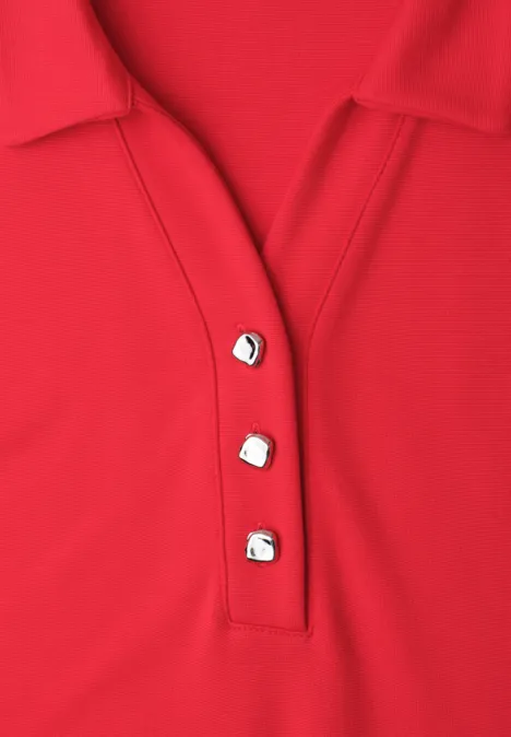 Rotes Poloshirt mit Kragen und drei silbernen Knöpfen in der Mitte