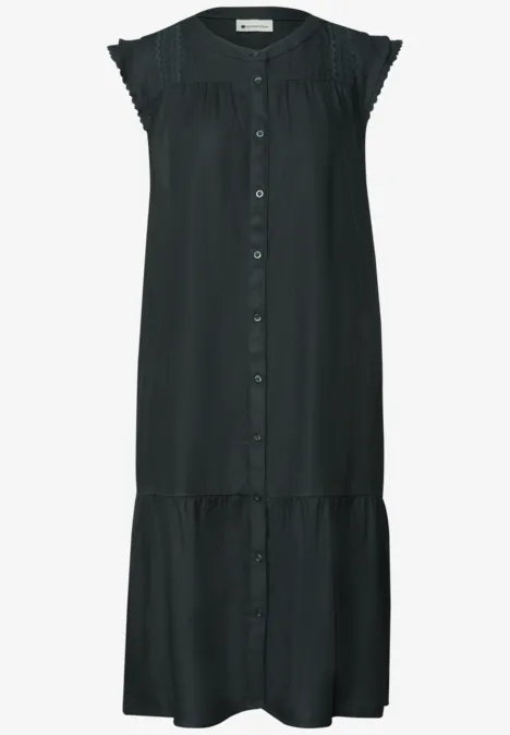 Ärmelloses schwarzes Midikleid mit vorderer Knopfleiste und Rüschen an den Schultern.