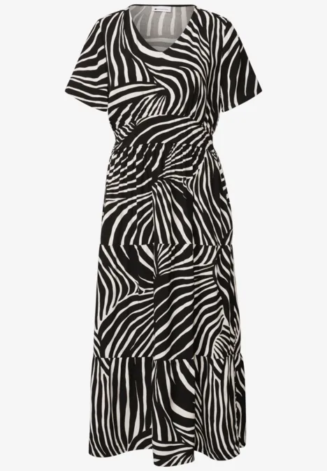 Midikleid mit kurzärmeligem Oberteil, rundem Ausschnitt und auffälligem schwarz-weißem Zebra-Muster.