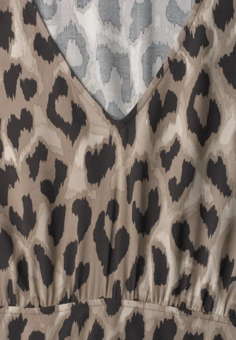 Nahaufnahme eines Oberteils mit braun-beige-schwarzem Leopardenmuster und V-Ausschnitt.