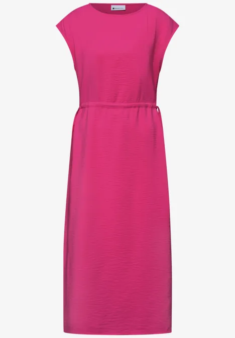 Ein pinkes, knielanges Kleid mit weitem Rundhalsausschnitt und tailliertem Schnitt.