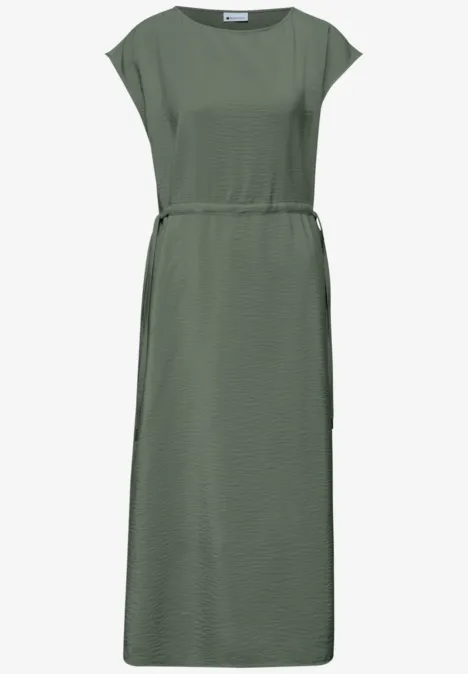 Robe longue sans manches olive avec encolure bateau et ceinture fine à la taille.