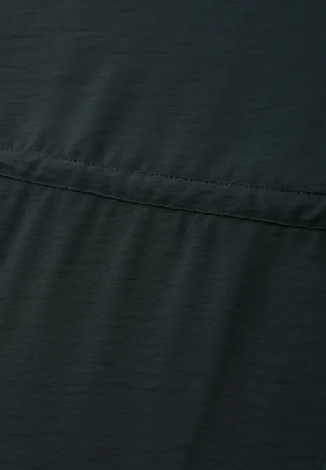 Nahansicht eines dunklen Kleidungsstücks mit horizontaler Naht