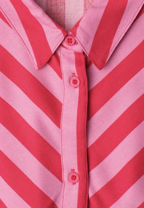 Gros plan d’une chemise aux rayures diagonales rose et rouges avec des boutons rouges.