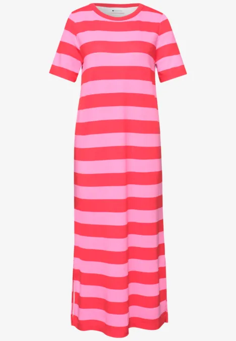 Langes T-Shirt-Kleid mit rosa und roten Querstreifen und kurzen Ärmeln.