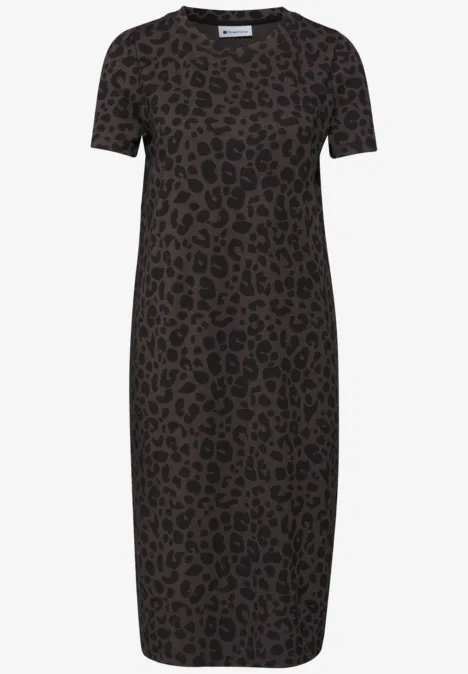 Kurzärmeliges, knielanges Kleid mit braun-schwarzem Leopardenmuster und Rundhalsausschnitt.