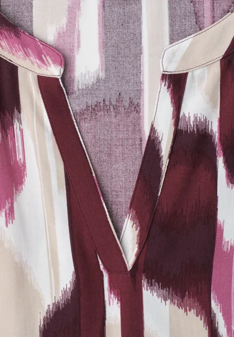 Midi-Kleid mit Split Neck im Ethno-Look rustic rouge Seidenähnlicher Stoff mit cremefarbenem Grund und bordeauxroten Pinselstrichmustern