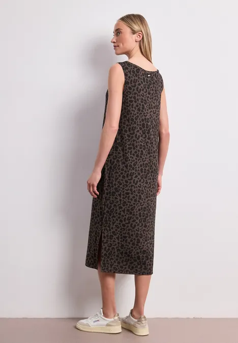 Robe midi en jersey imprimé léopard molten earth Femme vue de dos portant une robe midi sans manches à motifs et des baskets devant un mur blanc.