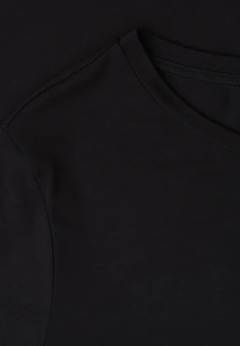 Nahaufnahme zweier schwarzer T-Shirts von der Schulter- und Bundseite