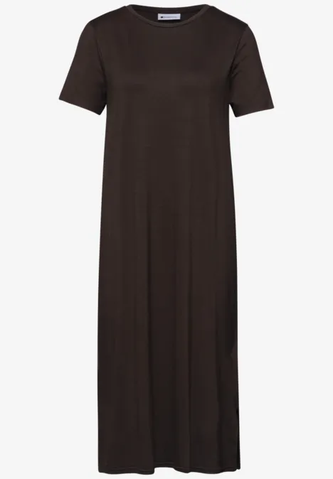 Ein schlichtes, dunkelbraunes T-Shirt-Kleid mit kurzen Ärmeln und lockerem Schnitt bis zum Knöchel.