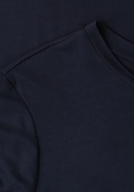 Dunkelblaues T-Shirt mit Rundhalsausschnitt und dezenter Brusttasche.