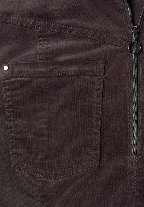 Nahaufnahme einer dunkelbraunen Cordjacke mit aufgesetzter Tasche und Reißverschluss