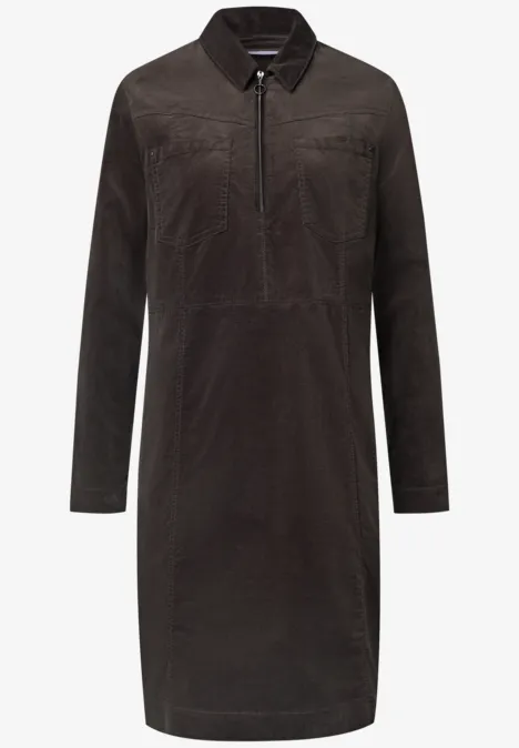 Dunkelbraunes Cordkleid mit langen Ärmeln, halbem Reißverschluss und Brusttaschen.