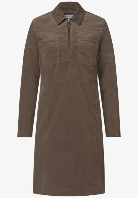 Braunes, knielanges Kleid mit Hemdkragen, halbem Reißverschluss und Brusttaschen.