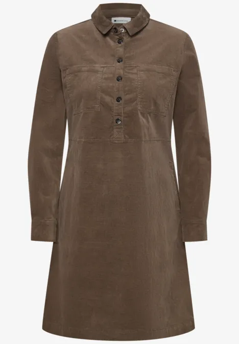 Knielanges Kleid aus softem Cord velvet mocha Taupe-farbenes Cordkleid mit Hemdkragen, Knopfleiste, langen Ärmeln und A-Linien-Silhouette.