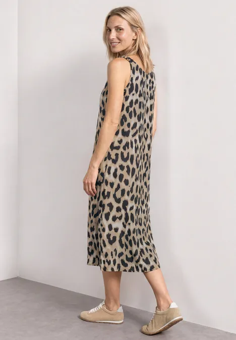 Robe mi-longue à bretelles froncées timeless beige Femme en robe midi sans manches à imprimé léopard, vue de profil, fond neutre.