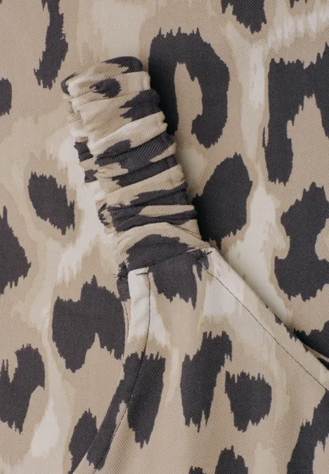 Robe mi-longue à bretelles froncées timeless beige Tissu léopard beige avec taches brun foncé et noires, détail de manche froncée et fente