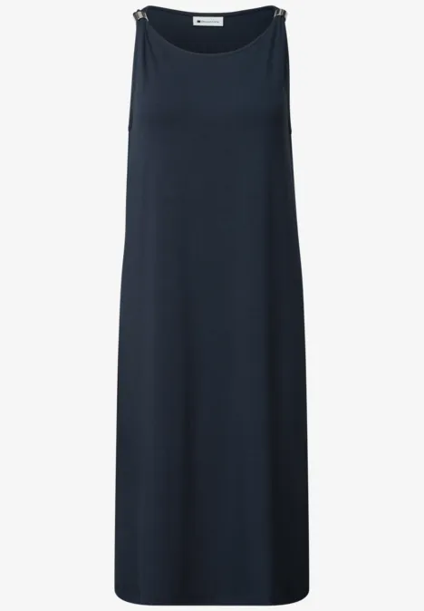 Ein schlichtes, ärmelloses, dunkelblaues Maxikleid mit Rundhalsausschnitt.