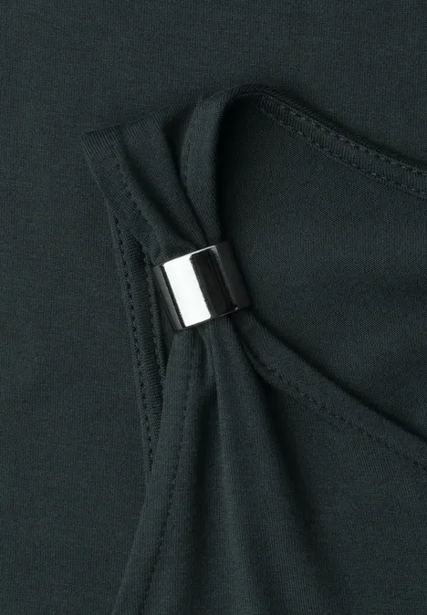 Knielanges Kleid mit Schnallendetail deep bound green Nahaufnahme eines schwarzen Kleidungsstücks mit silberner Metallschnalle an einem Riemen.