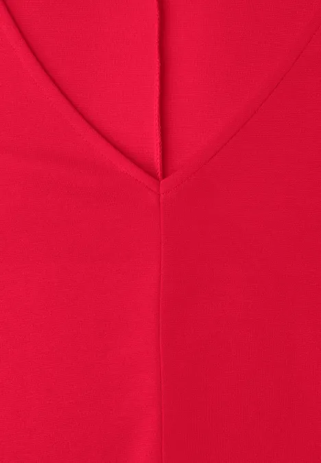 Robe en jersey à manches courtes salsa red Gros plan d'un haut rouge à col en V