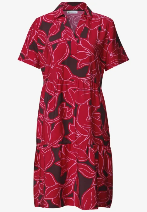 Rotes Kurzarmkleid mit lockerem Schnitt und großflächigem Blattmuster in kontrastierendem Schwarz.