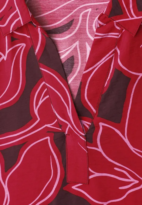 Kurzärmliges rotes Hemd mit großflächigem rosa Blütenmuster