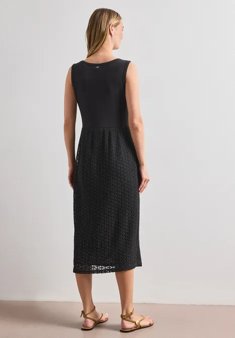 Schwarzes, ärmelloses Midikleid mit strukturierter Optik, tailliert und elegant.