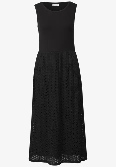 Ärmelloses, midilanges schwarzes Strickkleid mit weitem, gehäkeltem Rockteil.