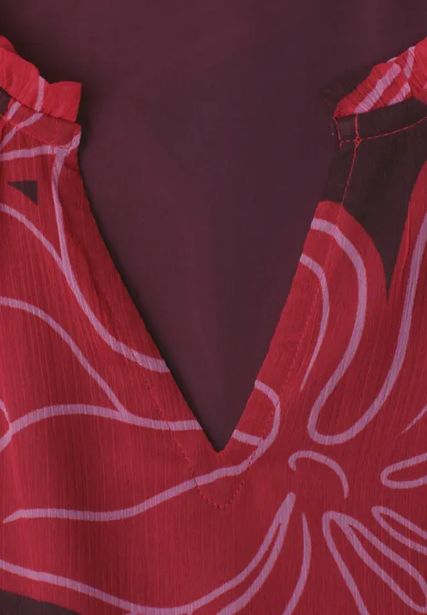 Rotes ärmelloses Oberteil mit abstraktem Blumenmuster und V-Ausschnitt