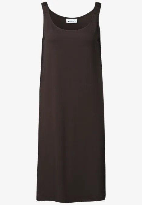 Einfaches braunes ärmelloses Midikleid mit weitem Rundhalsausschnitt.