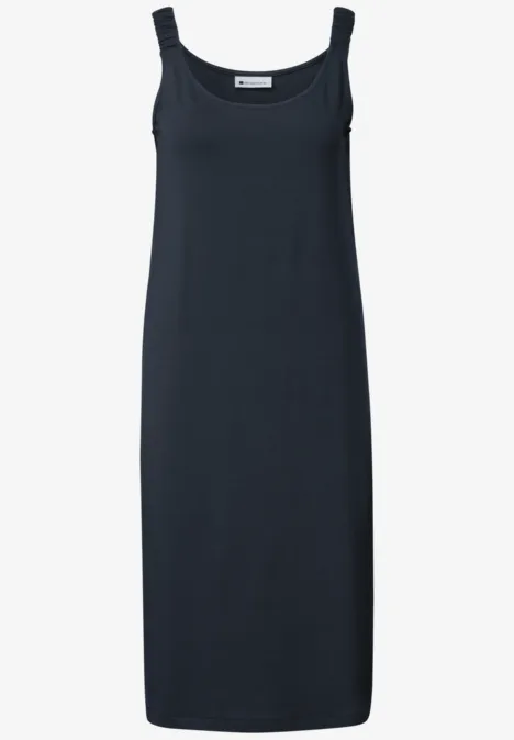 Schlichtes, ärmelloses schwarzes Midikleid mit Rundhalsausschnitt.
