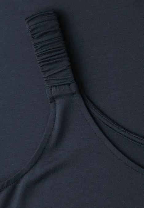 Nahaufnahme eines dunkelblauen Sport-BHs oder Badeanzugs mit elastischem, gerafftem Träger.