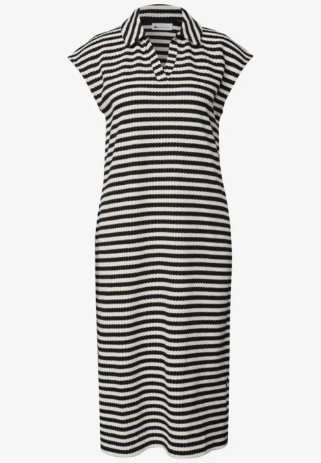 Robe polo rayée noir et blanc, col et manches courtes, coupe midi près du corps.