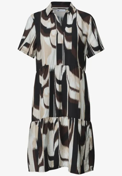 Knielanges Kleid mit Kurzarm und Print espresso brown Kurzärmeliges, knielanges Hemdkleid mit abstraktem Schwarz-Weiß-Beige-Print.