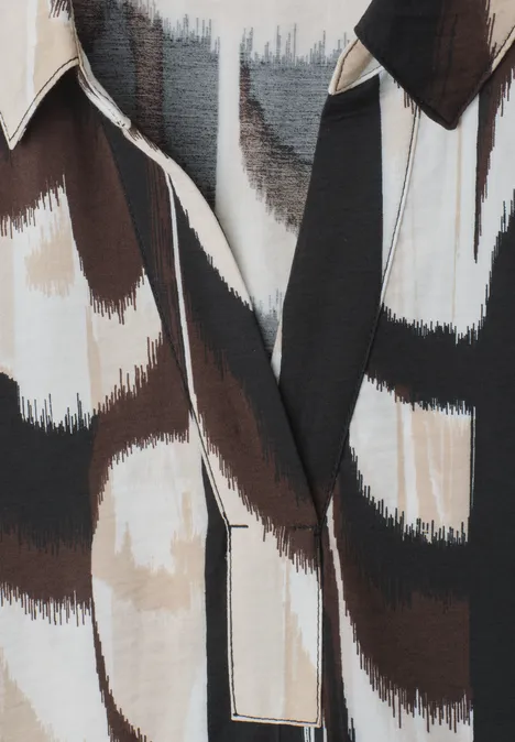 Knielanges Kleid mit Kurzarm und Print espresso brown Nahaufnahme eines Hemds mit einem abstrakten Pinselstrichmuster in Schwarz, Braun und Weiß.
