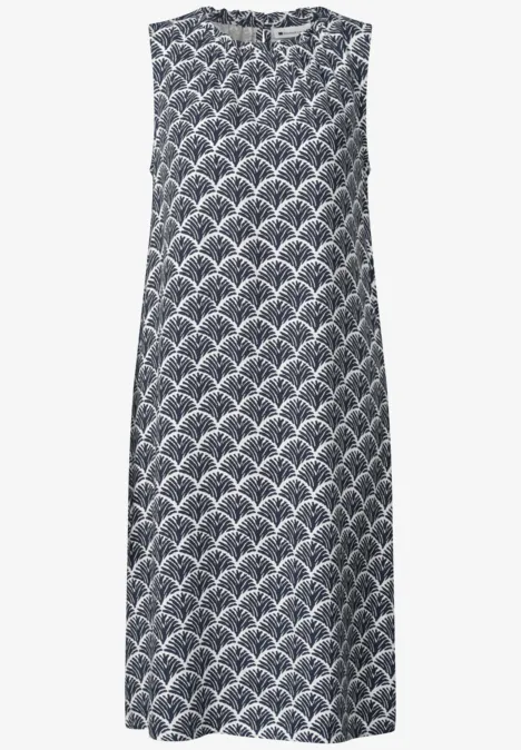 Ärmelloses knielanges Kleid mit blau-weißem Fächerprint, geradem Schnitt und rundem Ausschnitt.