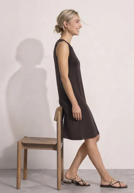 Knielanges Kleid mit Rundhals und Knopfdetail black coffee Knielanges Kleid mit Rundhals und Knopfdetail black coffee