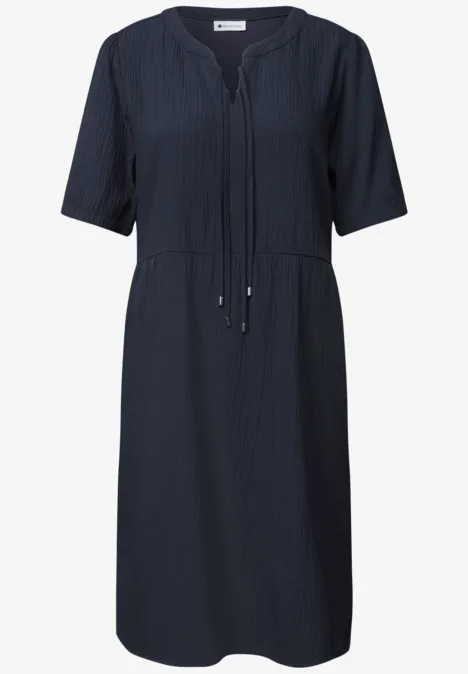 Knielanges Kleid mit Schleifendetail darkest blue Navyblaues Midikleid mit kurzen Ärmeln, V-Ausschnitt und Tunnelzug in der Taille.