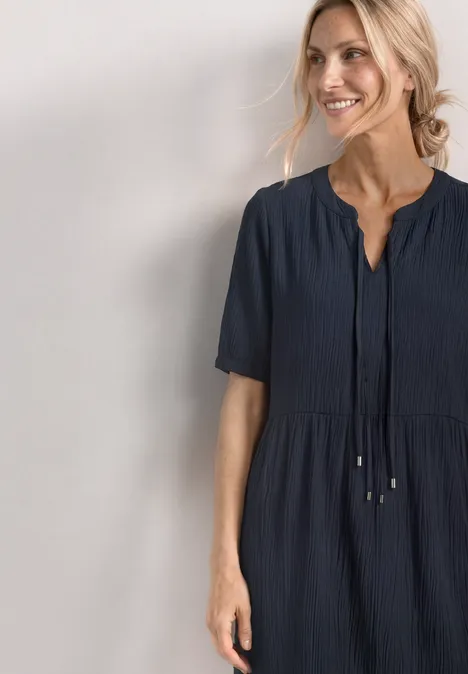 Knielanges Kleid mit Schleifendetail darkest blue Frau trägt marineblaues, knielanges Kleid mit kurzen Ärmeln und Bindeband vorne, steht seitlich.