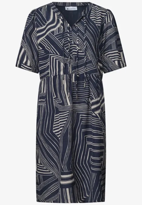 Knieumspielendes Kleid mit abstraktem blau-beigem Grafikmuster, V-Ausschnitt, kurzen Ärmeln und Taillengürtel.