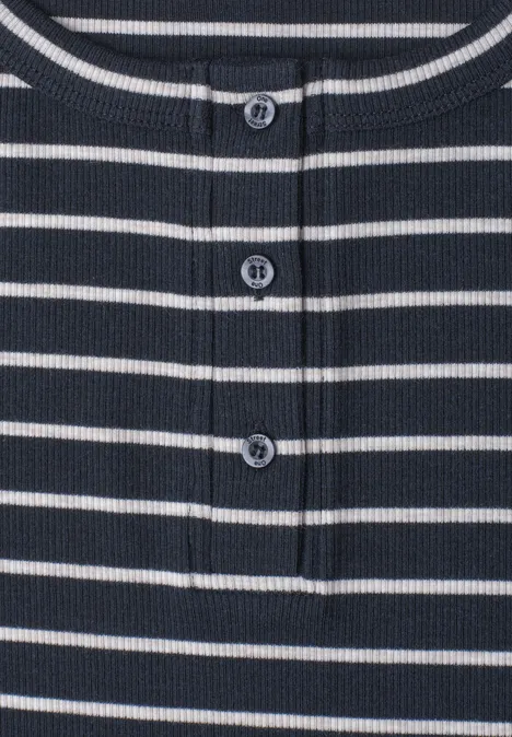 Nahaufnahme eines dunkelblauen gestreiften Strickshirts mit Knopfleiste und drei Knöpfen.