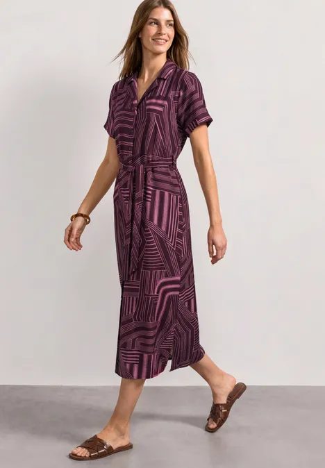 Damen-Midikleid mit lila geometrischem Muster, kurzen Ärmeln, V-Ausschnitt, Bindegürtel und flachen Sandalen.