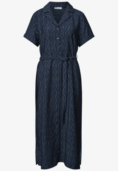 Robe-chemise bleu foncé à manches courtes, col tailleur, patte de boutonnage et ceinture à la taille.