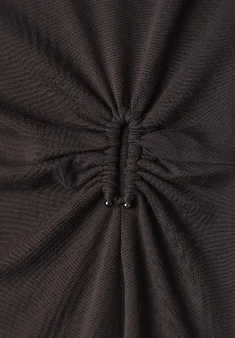 Midijurk van jersey met wikkel-look black coffee Close-up van donker stof met centrale plooien, samengebonden door een koord met twee metalen uiteinden.